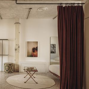 L'une des chambres du « Mona Athens ». Béton brut, plomberie apparente et sol en terrazzo offrent un décor au minimalisme chic.