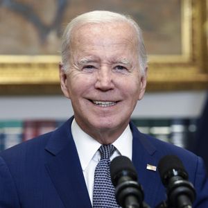 « Cette loi bipartite que je viens de signer permet au gouvernement de continuer à gouverner, investit dans le peuple américain et renforce notre économie et sécurité nationale », a salué Joe Biden.