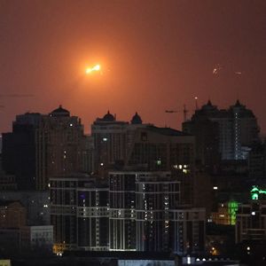 Explosion d'un missile au-dessus de Kiev, dimanche. Selon les autorités ukrainiennes, les systèmes de défense antiaérienne auraient abattu « une douzaine » de missiles au-dessus de la capitale, sans que ceux-ci ne fassent de victimes ou de dégâts.