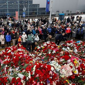 Les Moscovites rendent hommage aux victimes de l'attentat devant le Crocus City, dimanche.