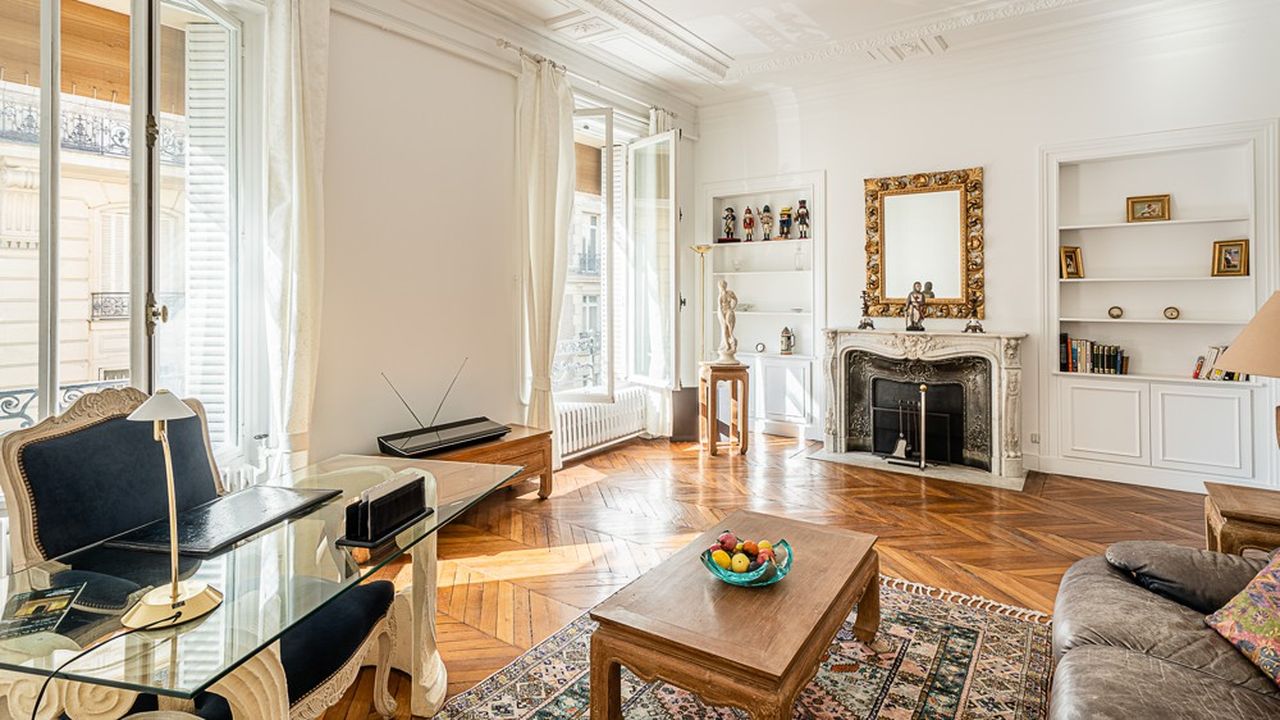 Cet appartement lumineux est situé dans le prestigieux triangle d'or à Paris