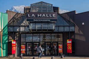 Magasin La Halle de la zone commerciale CAP 38 a Saint Egreve dans l'agglomération grenobloise. En arrière-plan le massif de la Chartreuse.