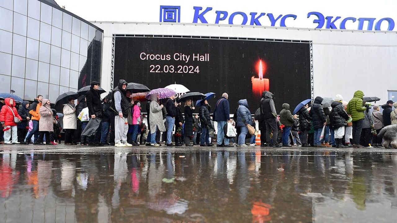 Les Moscovites en deuil faisaient la queue ce lundi devant un mémorial du Crocus Hall mentionnant la date de l'attentat, le 23 mars.