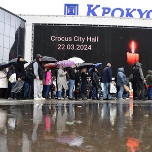 Les Moscovites en deuil faisaient la queue ce lundi devant un mémorial du Crocus Hall mentionnant la date de l'attentat, le 23 mars.