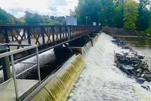 La Meurthe, qui alimente le barrage, court sagement entre les clapets qui régulent le débit d'eau.