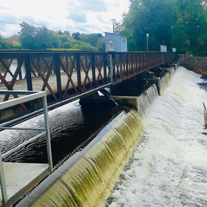 La Meurthe, qui alimente le barrage, court sagement entre les clapets qui régulent le débit d'eau.