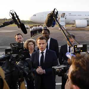 A son arrivée en Guyane, Emmanuel Macron a déclaré que des éléments « crédibles et solides » avaient justifié le relèvement du niveau d'alerte du plan Vigipirate.