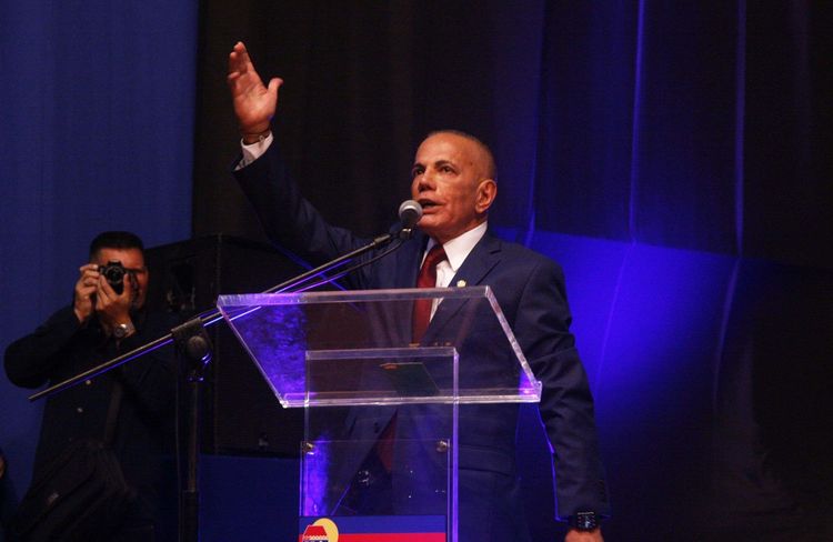 Manuel Antonio Rosales Guerrero, gouverneur de l'Etat de Zulia, s'exprime lors d'une réunion du parti politique « Un Nuevo Tiempo » (UNT).