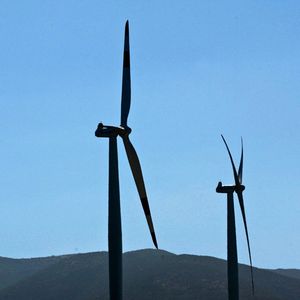 La bataille entre les deux géants de l'énergie donne des ailes aux mouvements écologistes qui, depuis des années, tentent de dénoncer le greenwashing généralisé.