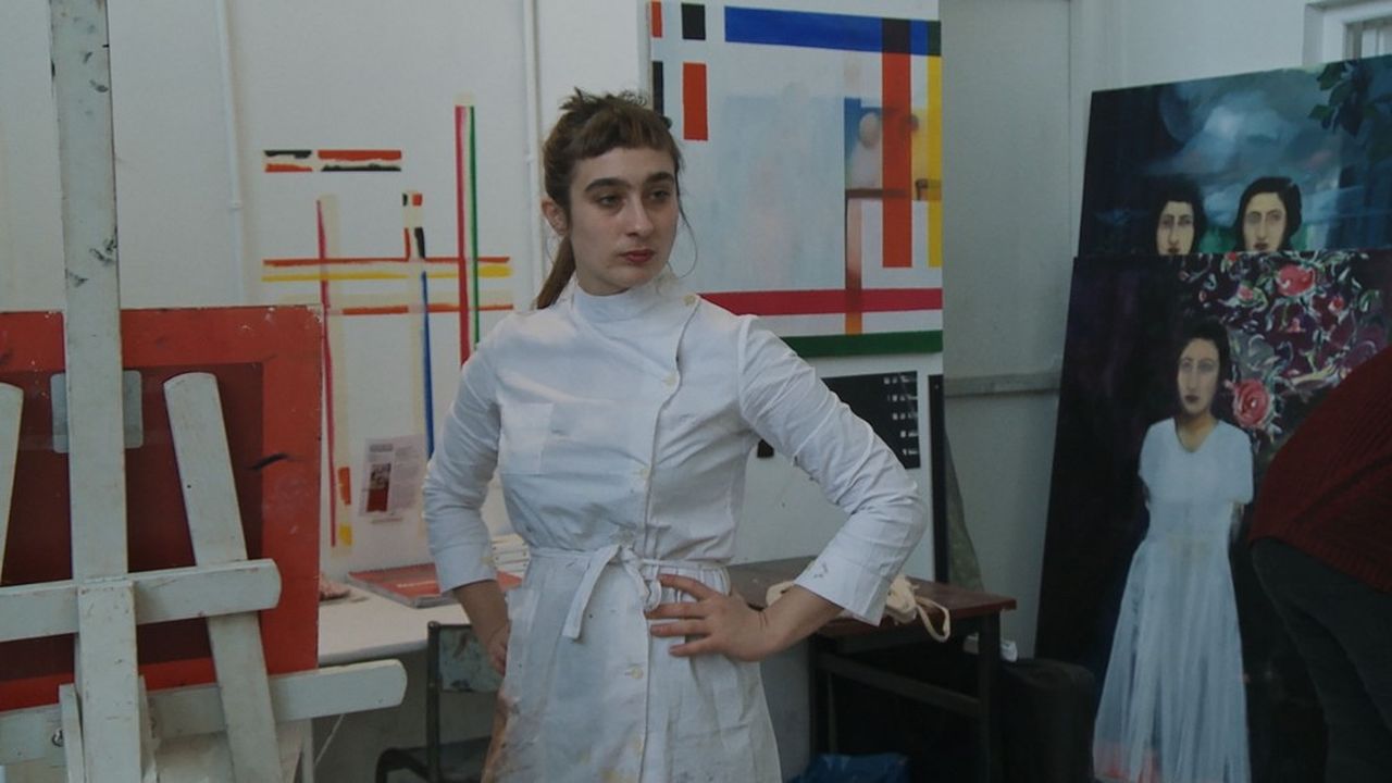 Apolonia Sokol en jeune artiste dans son atelier.