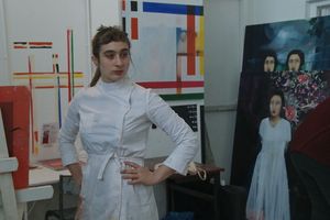 Apolonia Sokol en jeune artiste dans son atelier.