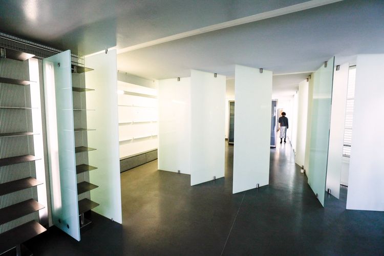 Le dressing de 50m2 de l'appartement de Karl Lagerfeld, désormais vide.