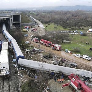 Le 28 février 2023, un train Intercité et un train de marchandises sont entrés en collision frontale près de Larissa, dans le centre de la Grèce, causant la mort de 57 personnes.
