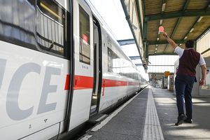 Les conducteurs de train ont obtenu une prime d'inflation de 2.850 euros, ainsi qu'une hausse progressive de leur salaire de 420 euros par mois l'an prochain. Dans la gare de Stuttgart, un employé de la Deutsche Bahn donne le signal du départ.