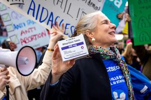 Manifestation pour le droit à l'avortement devant la Cour suprême américaine à Washington, mardi 26 mars, alors que les juges discutent d'une affaire visant la mifepristone, pilule abortive de plus en plus utilisée.