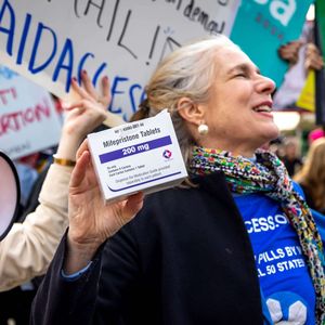 Manifestation pour le droit à l'avortement devant la Cour suprême américaine à Washington, mardi 26 mars, alors que les juges discutent d'une affaire visant la mifepristone, pilule abortive de plus en plus utilisée.