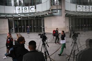 Instrument du « soft power » britannique à l'international, la BBC est régulièrement cible de critiques au Royaume-Uni.