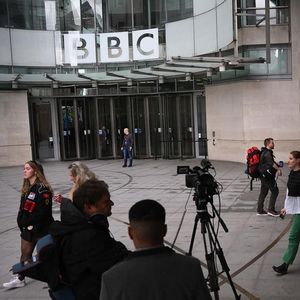 Instrument du « soft power » britannique à l'international, la BBC est régulièrement cible de critiques au Royaume-Uni.