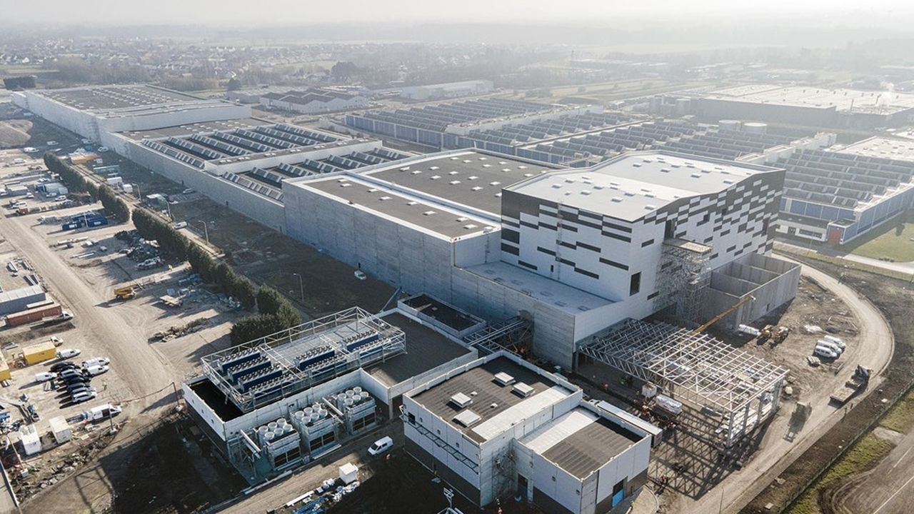 Le 30 mai 2023, ACC, la société détenue par Stellantis, Mercedes et TotalEnergies, a inauguré à Douvrin sa première usine de batteries.