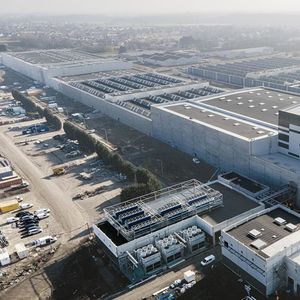 Le 30 mai 2023, ACC, la société détenue par Stellantis, Mercedes et TotalEnergies, a inauguré à Douvrin sa première usine de batteries.