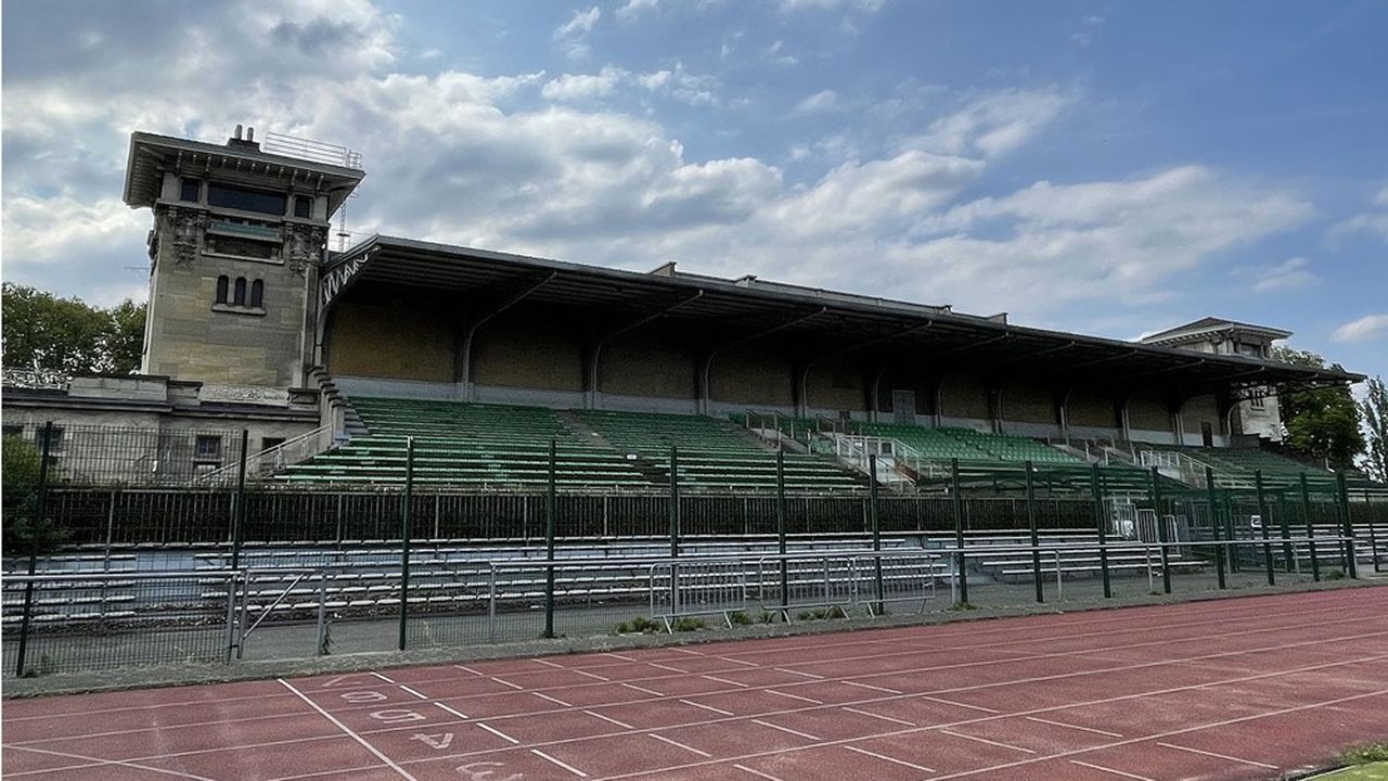 La tribune d'honneur du parc des sports de Marville, en Seine-Saint-Denis, est désaffectée depuis 2018.
