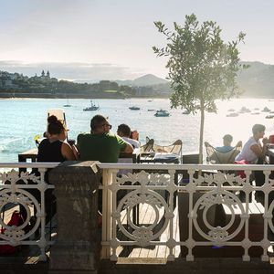 Un bar de la plage de la Concha, à Saint-Sébastien. L'activité touristique apporte aux alentours de 13 % de la richesse du pays.