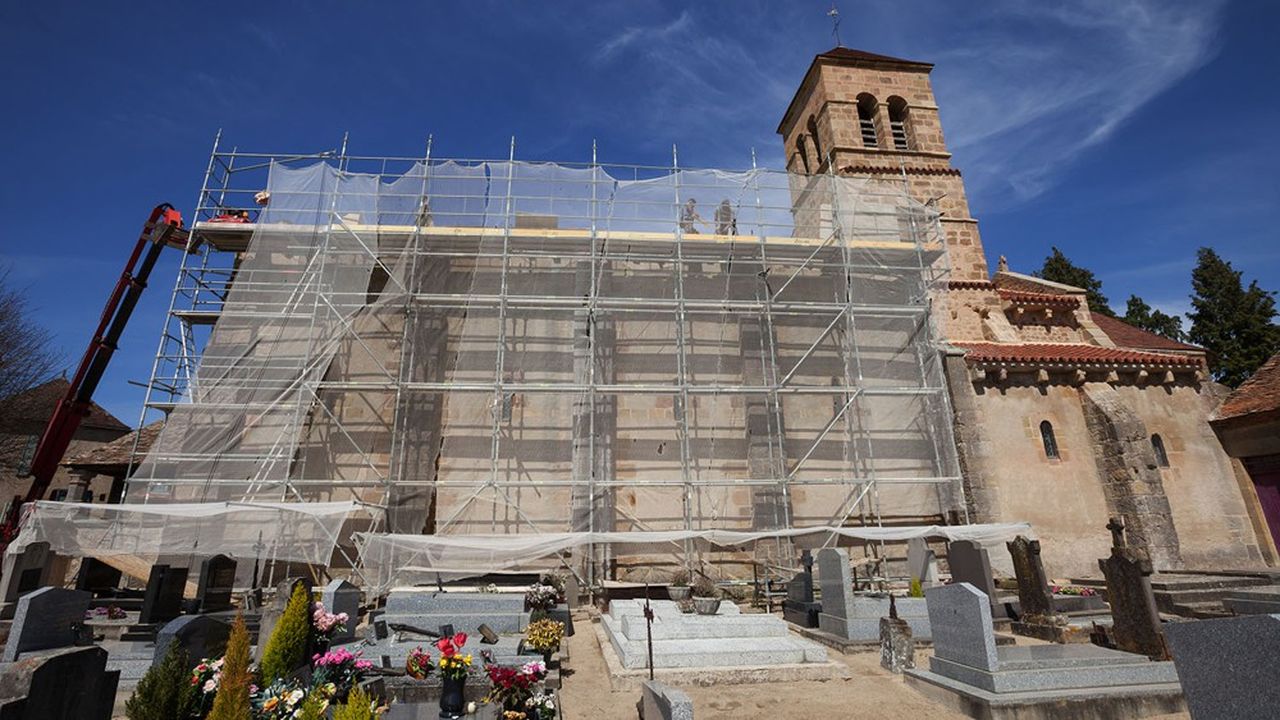Chantier de rénovation d'une église romane classée monument historique, en Auvergne.