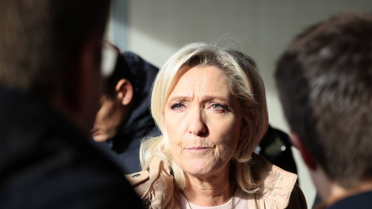 Marine Le Pen sera jugée pour détournement de fonds publics et complicité.