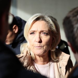 Marine Le Pen sera jugée pour détournement de fonds publics et complicité.