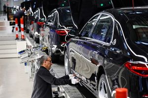 Assemblage d'une Mercedes dans l'usine de Sindelfingen, près de Stuttgart. Les experts anticipent une baisse de 0,5 % des exportations allemandes en 2024, après un recul de 1,1 % l'an dernier.