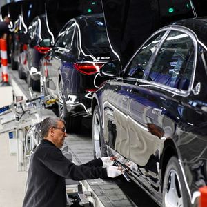 Assemblage d'une Mercedes dans l'usine de Sindelfingen, près de Stuttgart. Les experts anticipent une baisse de 0,5 % des exportations allemandes en 2024, après un recul de 1,1 % l'an dernier.
