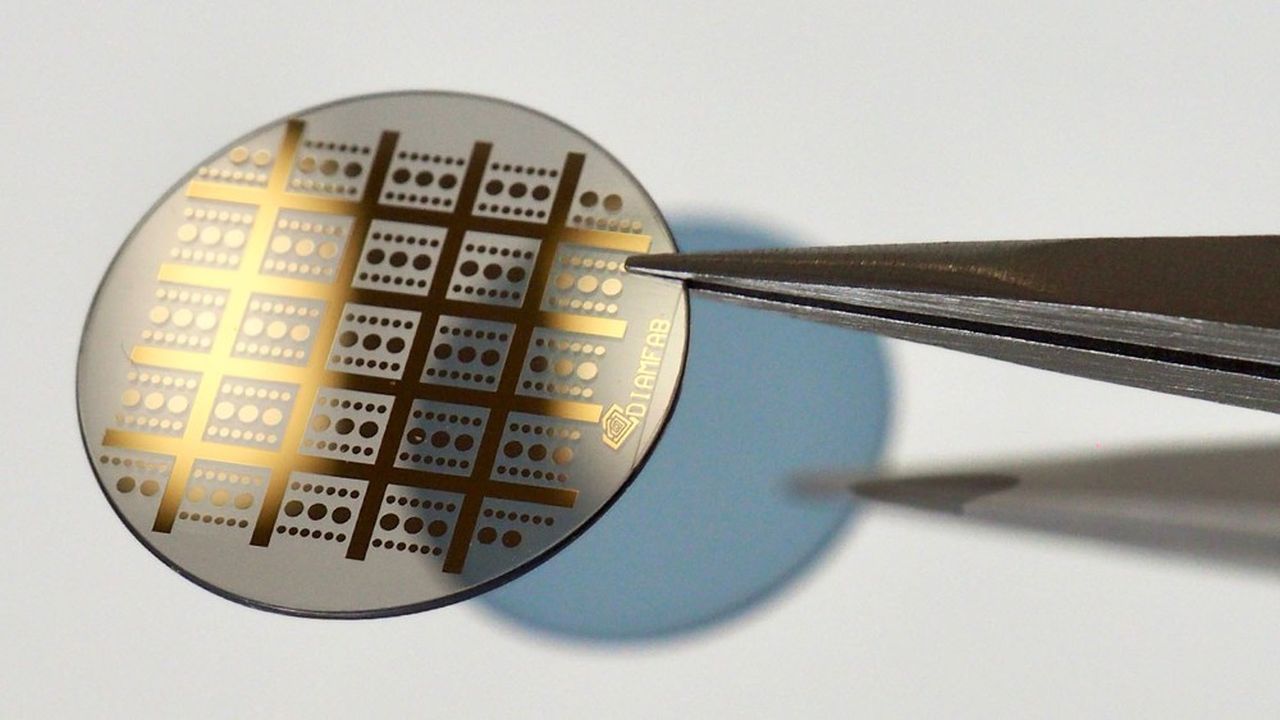 DiamFab produit ses circuits sur des plaques d'un demi-pouce de largeur.
