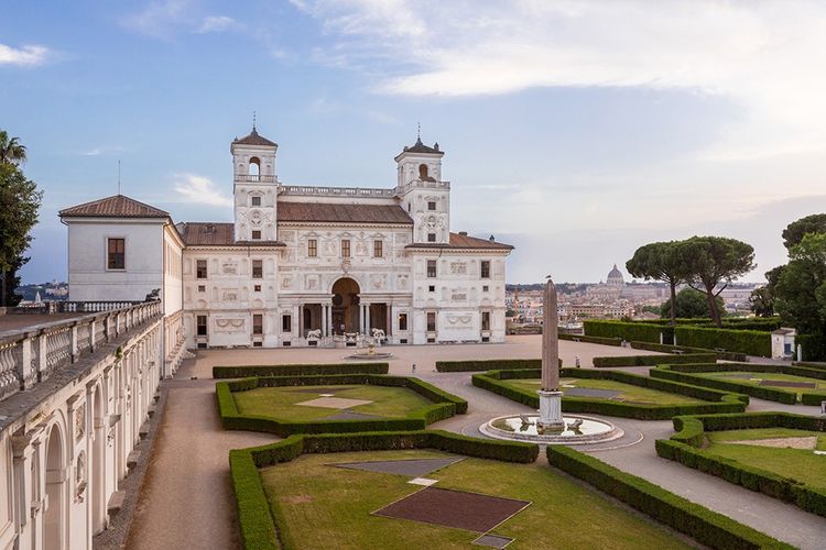 La Villa Médicis, depuis les jardins. L'ancien palais de Ferdinand de Médicis tourne littéralement le do à Rome, la ville éternelle.