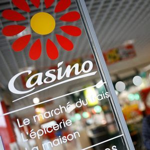 La cotation des actions Casino à la Bourse de Paris, suspendue depuis mardi 26 mars à la clôture du marché, a repris ce jeudi matin.