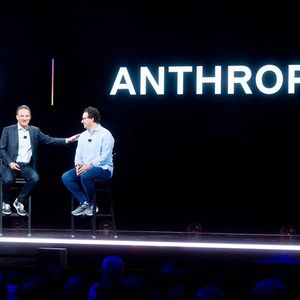 Adam Selipsky (gauche), le PDG d'Amazon Web Services, et Dario Amodei, PDG et cofondateur d'Anthropic (droite), sont liés par un partenariat financier et stratégique.