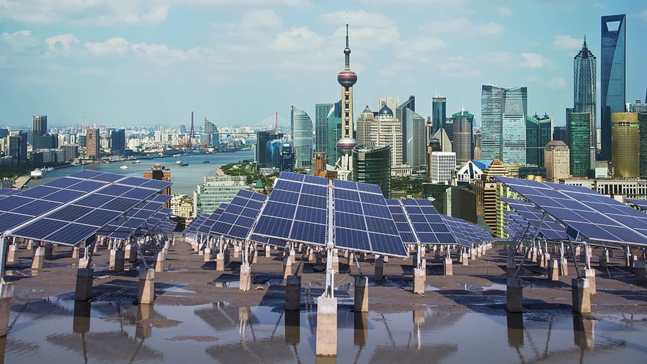 Les installations de panneaux solaires se sont multipliées en Chine (ici à Shanghai), qui a représenté à elle seule près des deux tiers de la progression mondiale des énergies renouvelables en 2023.