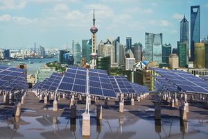Les installations de panneaux solaires se sont multipliées en Chine (ici à Shanghai), qui a repr�ésenté à elle seule près des deux tiers de la progression mondiale des énergies renouvelables en 2023.