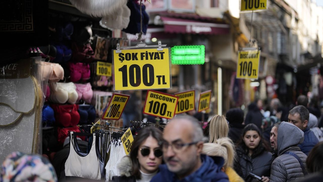 La lire turque qui a perdu près de 10 % de sa valeur face au dollar sur les trois premiers mois de l'année.