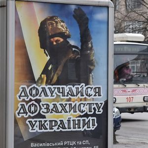 Dans les rues de Zaporijjia, une affiche appelle les Ukrainiens à s'engager dans l'armée.