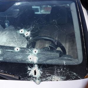 Un corps dans une voiture criblée de balles dans la ville de Sderot, en Israël, le 7 octobre 2023.