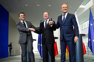 Le chancelier allemand, Olaf Scholz, entouré d'Emmanuel Macron et du Premier ministre polonais, Donald Tusk, le 15 mars.