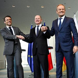 Le chancelier allemand, Olaf Scholz, entouré d'Emmanuel Macron et du Premier ministre polonais, Donald Tusk, le 15 mars.