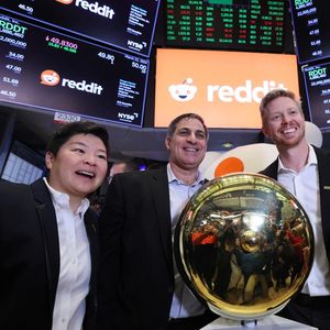 Reddit, qui héberge le forum WallStreetBets, a bondi de 48 % le jour de son IPO.