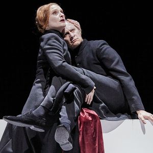 Lady Macbeth (Julie Sicard) exigeant de Macbeth (Noam Morgensztern) qu'il assassine le roi.