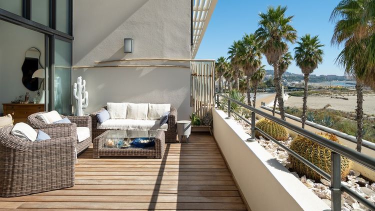 La terrasse de 35 mètres carrés donne directement sur le front de mer.