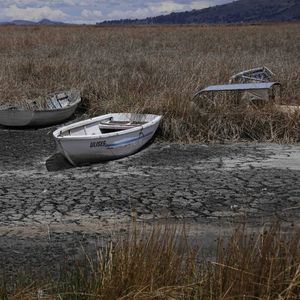 Des bateaux échoués sur le lac Titicaca au Pérou en novembre 2023 au milieu d'une vague de chaleur hivernale.