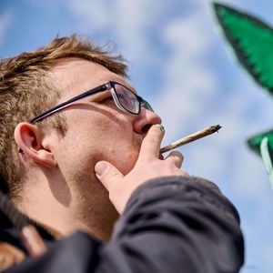 En 2021, 10,7 % des Allemands de 18 à 64 ans et 6,8 % des Allemandes ont consommé du cannabis au cours des douze derniers mois, indique le gouvernement du chancelier Olaf Scholz.