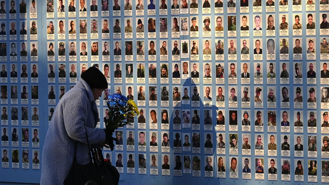 Le mur du souvenir des défenseurs de l'Ukraine tombés pendant la guerre russo-ukrainienne, à Kiev.