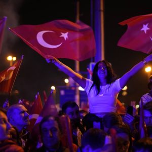 Des partisans du Parti républicain du peuple rassemblés devant l'hôtel de ville d'Istanbul, le dimanche 31 mars 2024.