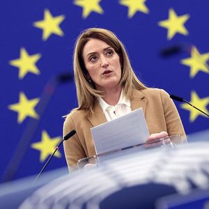 Quinze mois après le Qatargate, la présidente du Parlement européen, Roberta Metsola, est confrontée à une nouvelle affaire d'ingérence.